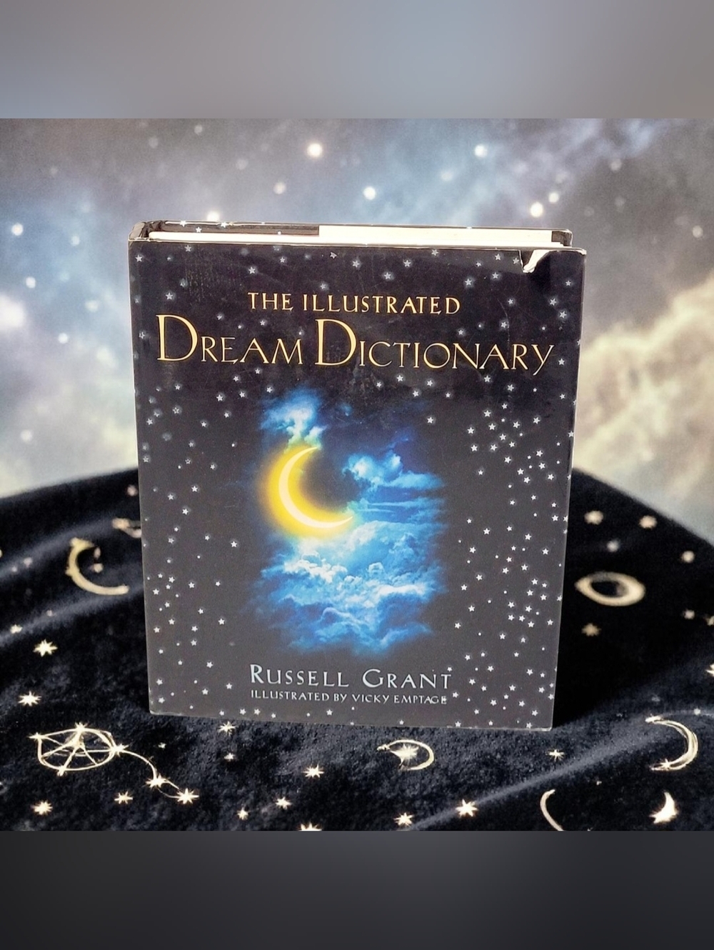 2006 “The Illustrated Dream Dictionary” by Russell Grant Hardcover W/Wear & Tear